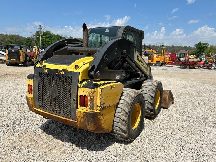 new-holland-l230-image-4