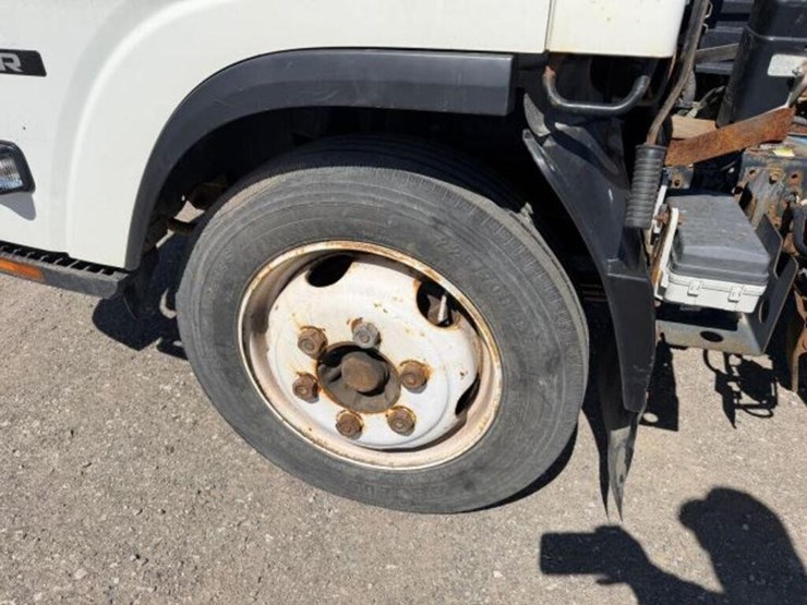 2015-isuzu-nrr-image-33