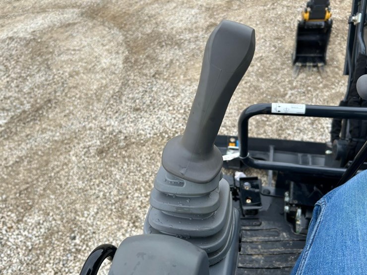 2023-deere-17g-image-24