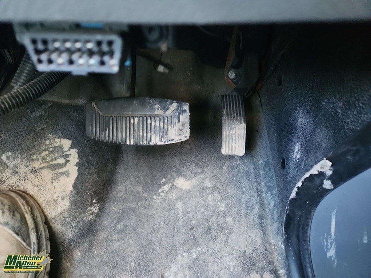 2010-ford-cargo-image-13