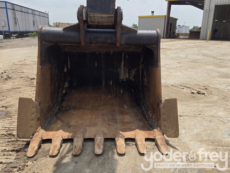 2019-caterpillar-330-image-24