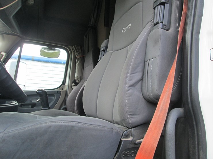 2016-freightliner-cascadia-113-image-30