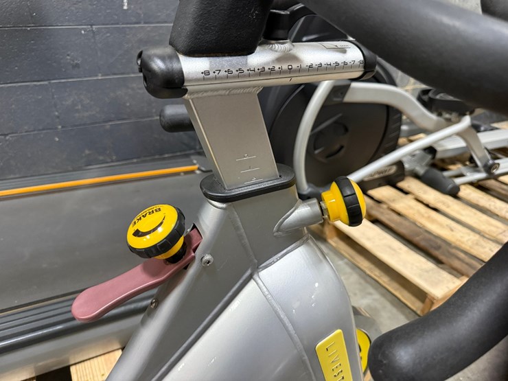 #2070-•-livestrong-by-matrix-spin-bike-image-5