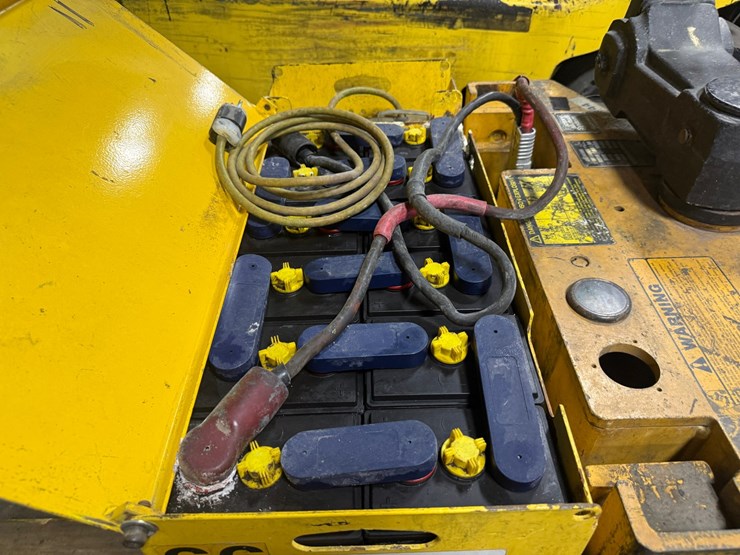 #2072-•-big-joe-electric-lift-truck-image-10
