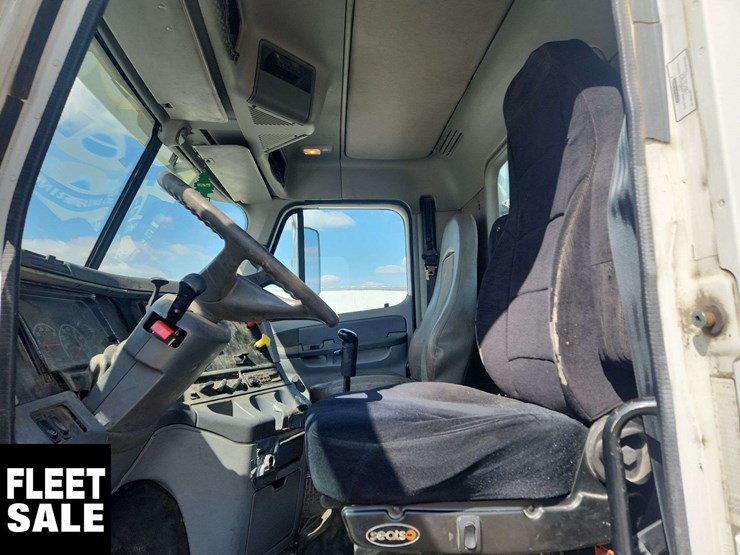 2005-freightliner-columbia-120-image-16