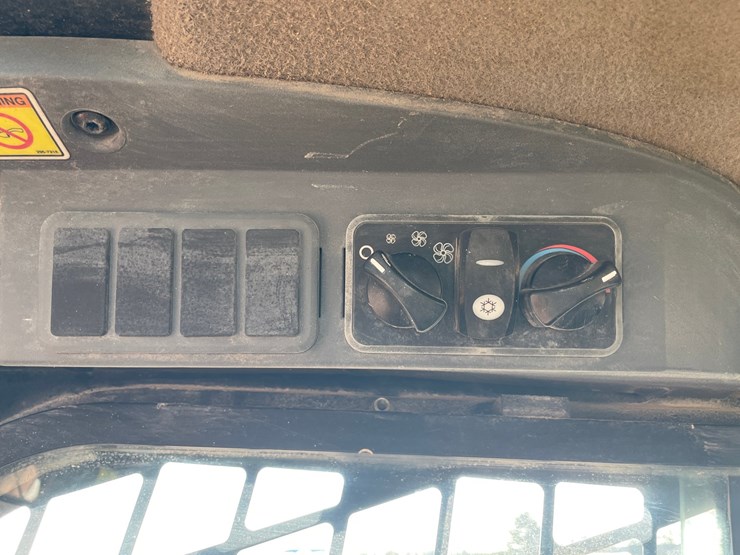 caterpillar-246c-image-38