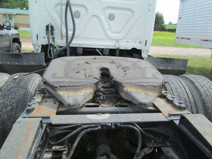 2016-freightliner-cascadia-113-image-11