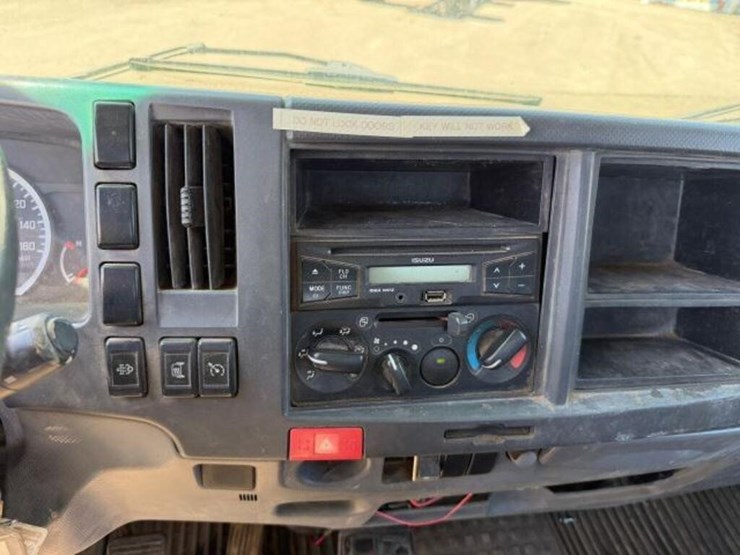 2015-isuzu-npr-image-11