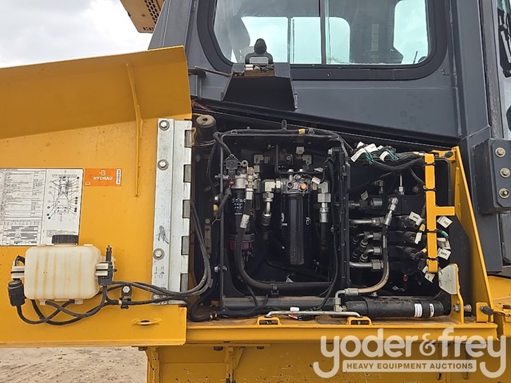 2019-deere-700k-lgp-image-38