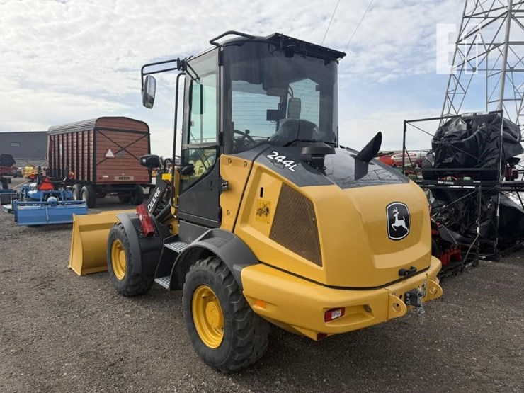 2023-deere-244l-image-3
