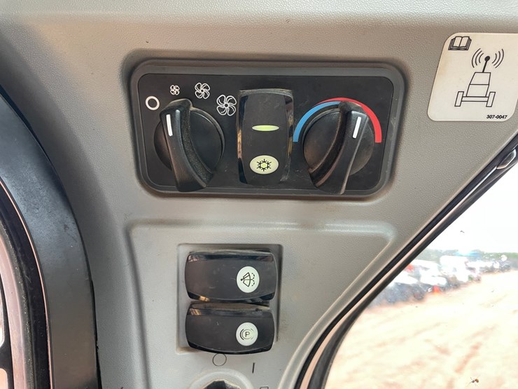 2014-caterpillar-287d-image-34