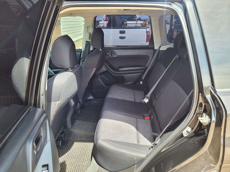 2018-subaru-forester-2.5i-premium-suv-4d-image-10