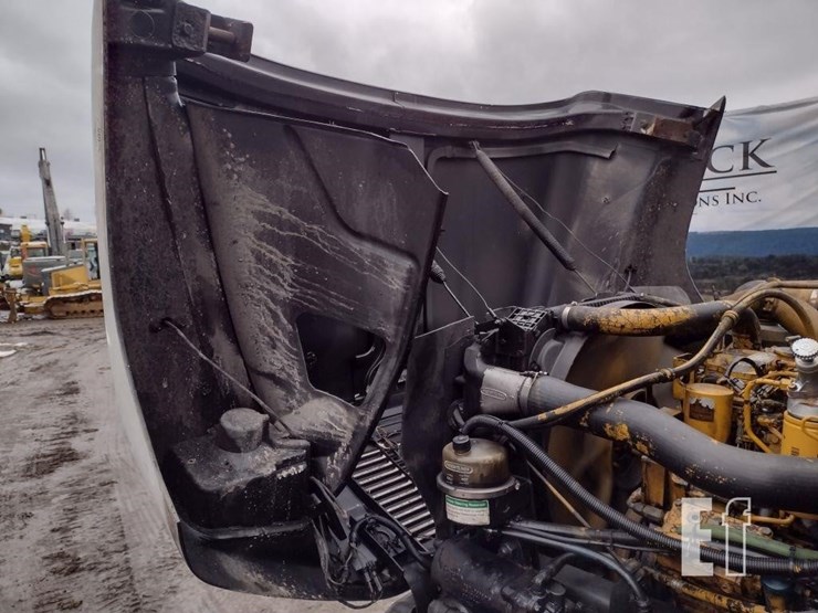 2002-freightliner-fl70-image-25