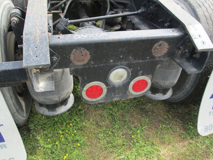 2016-freightliner-cascadia-113-image-9