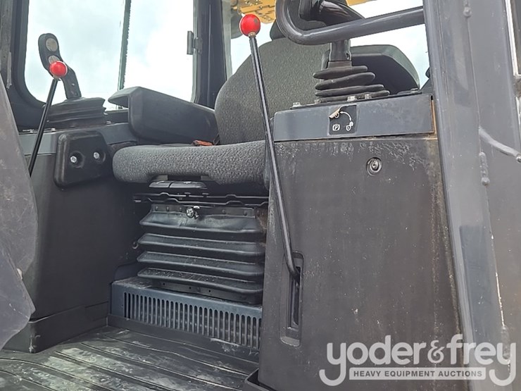 2019-deere-700k-lgp-image-53