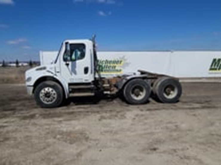 2007-freightliner-m2-106-image-5