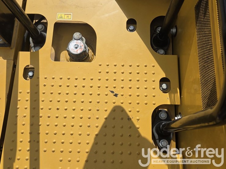 2021-caterpillar-336-image-97