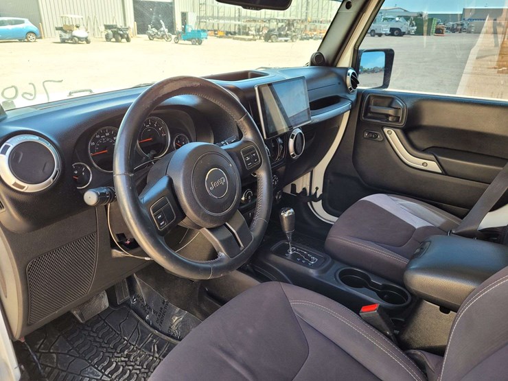 2013-jeep-wrangler-unlimited-sahara-image-12