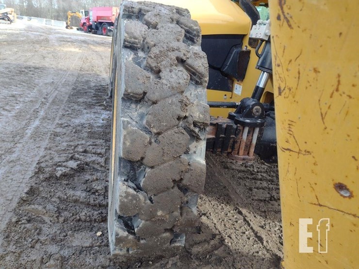 2019-caterpillar-tl1055d-image-22
