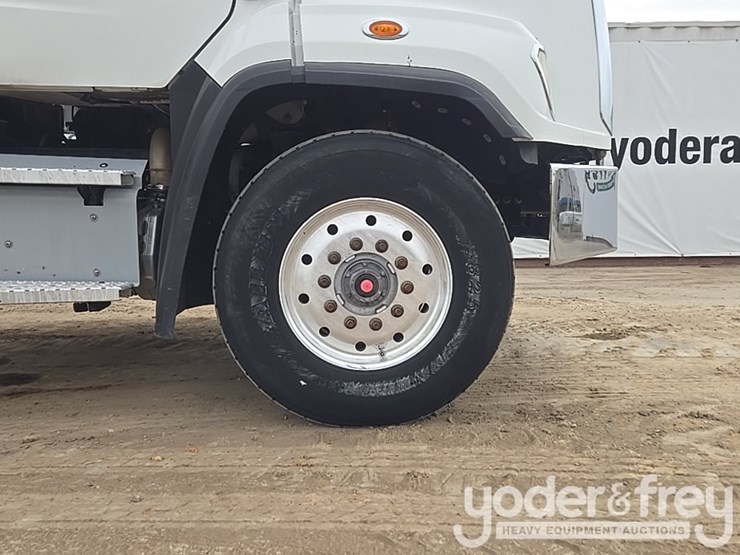 2019-freightliner-108sd-image-17