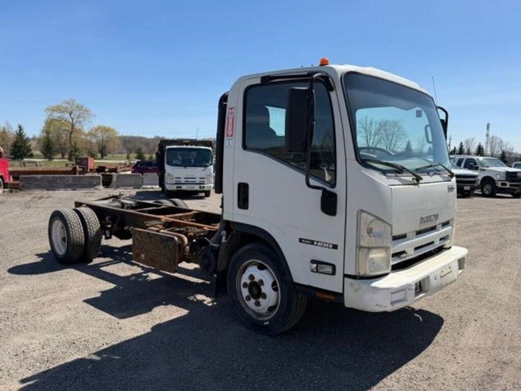 2015-isuzu-nrr-image-3