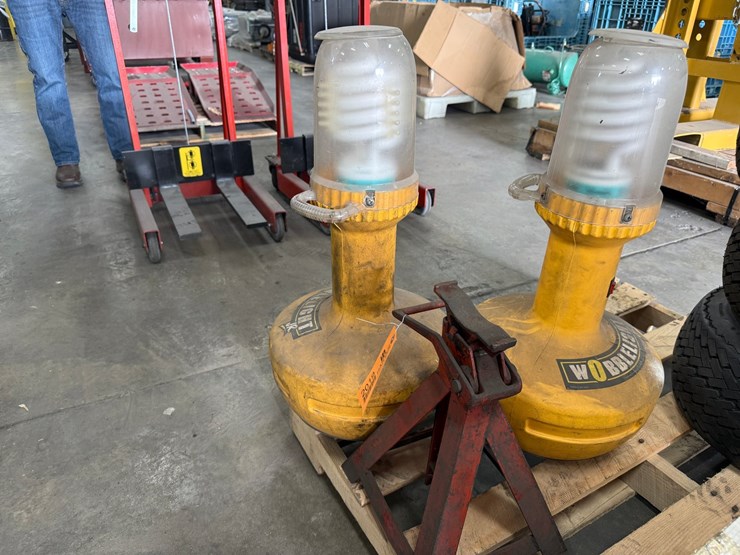 #2019-•-(2)-wobblelight-jrs-and-(1)-jack-stand-image-1
