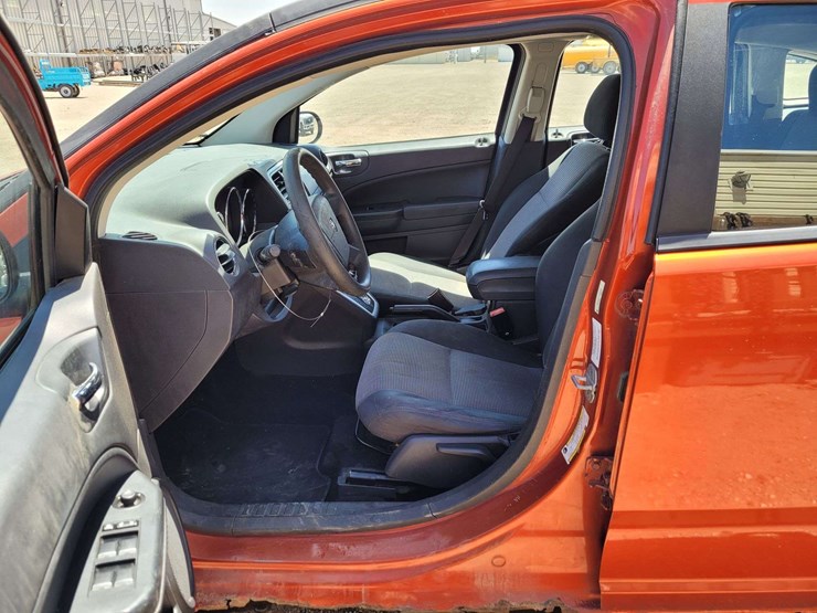 2010-dodge-caliber-image-16