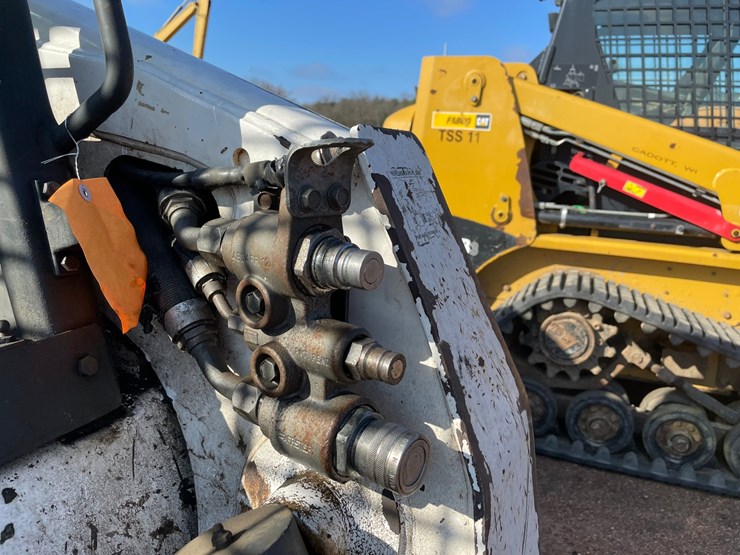 2005-bobcat-t300-image-12