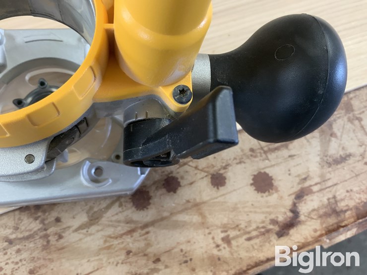 dewalt-dnp612-plunge-base-image-14