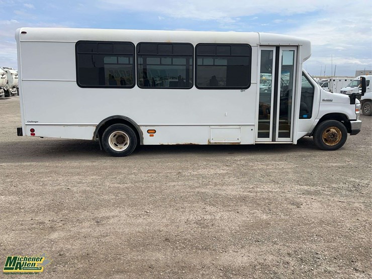 2016-ford-e-series-s/a-21-passenger-bus-image-6