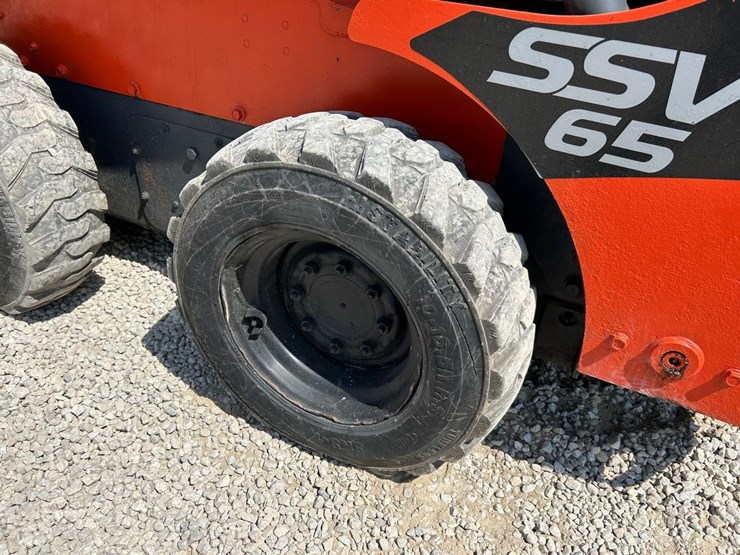 2016-kubota-ssv65-image-16