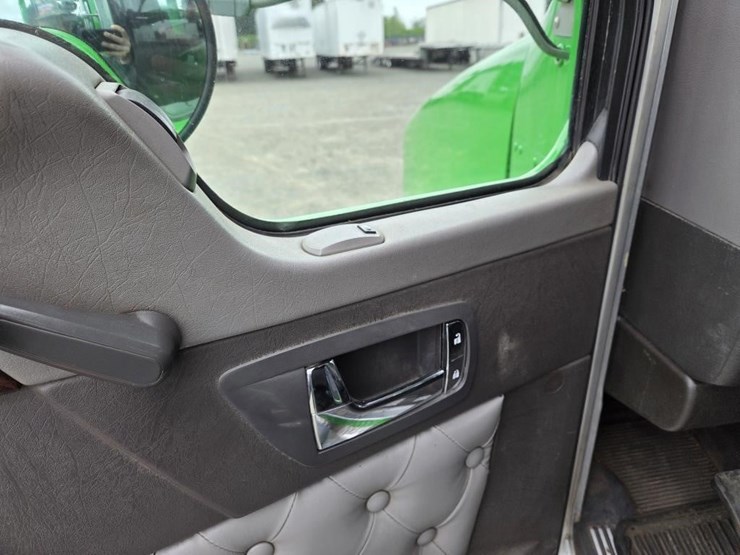 2015-kenworth-t800-image-10