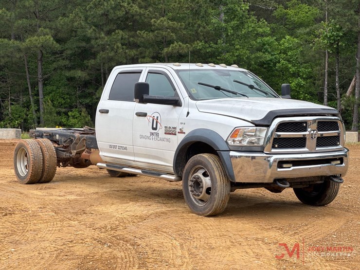 2016ram-5500-heavy-duty-cab-&-chassis-truck-image-1