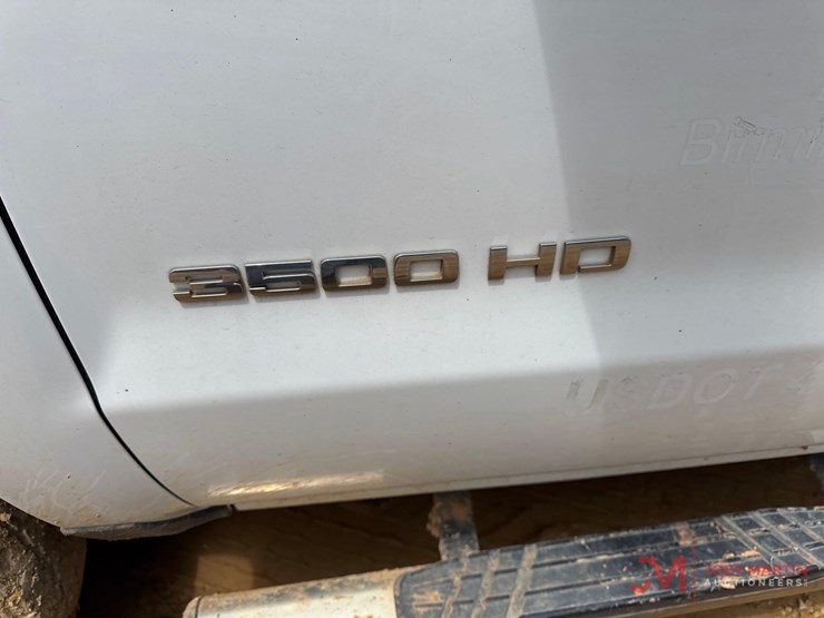 2017-chevrolet-3500-image-6