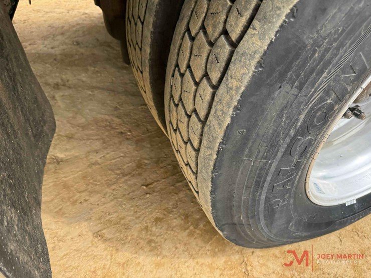 2019-peterbilt-348-image-15