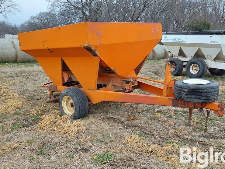 willmar-t/a-dry-fertilizer-spreader-image-3