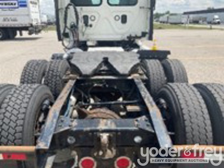 2017-freightliner-cascadia-113-image-8