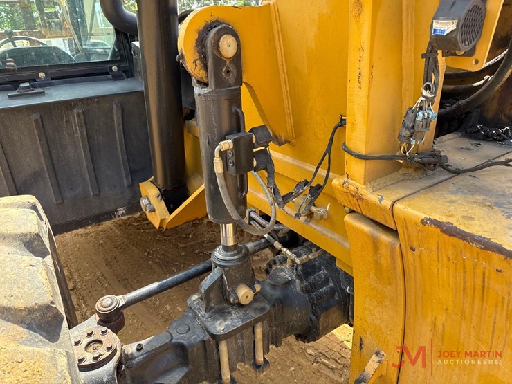 2015-caterpillar-tl1055c-image-11