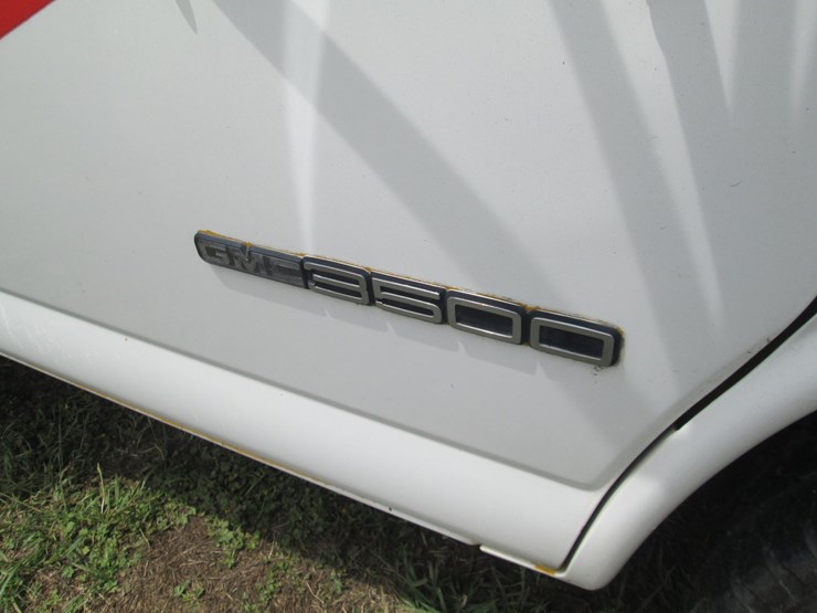 2000-gmc-3500-image-15