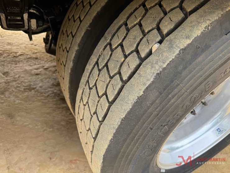 2019-peterbilt-348-image-11