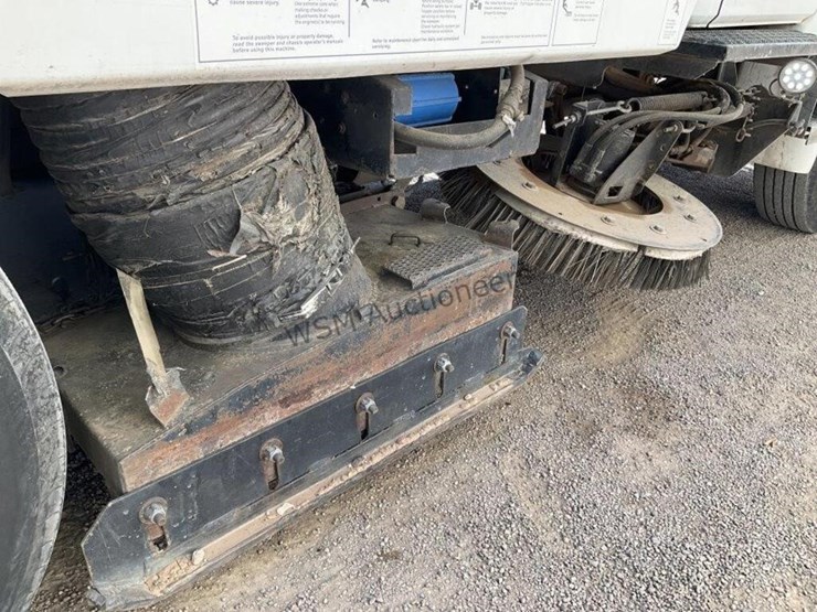 2003-freightliner-fl70-image-11