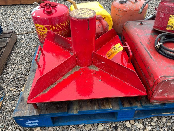 #5086-•-pallet-of-gas-cans-image-21
