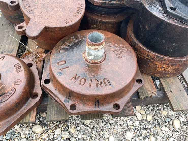 #5084-•-pallet-of-cast-iron-covers-image-4