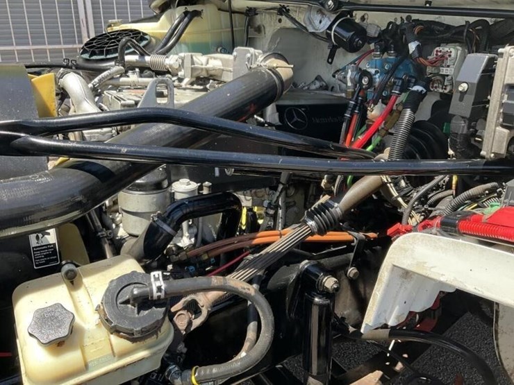 2007-freightliner-m2-106-image-11