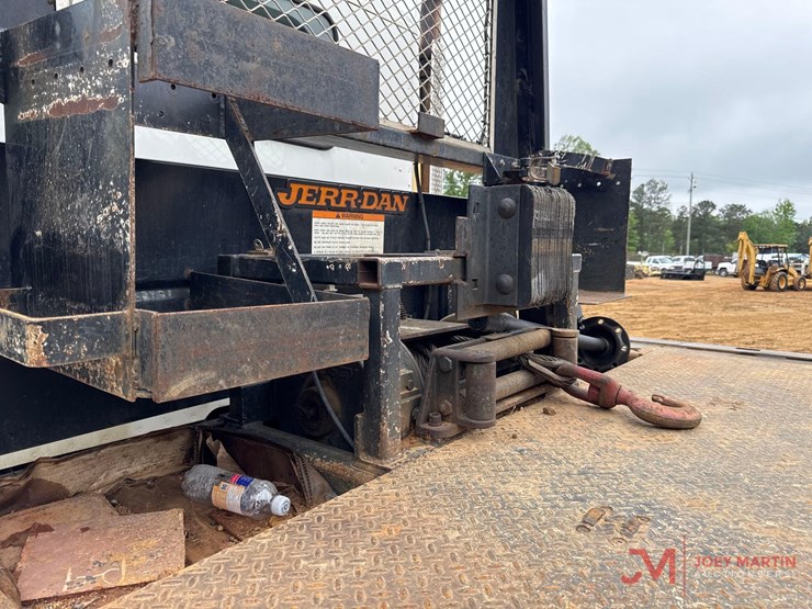 2015-peterbiltroll-back-truck-image-9