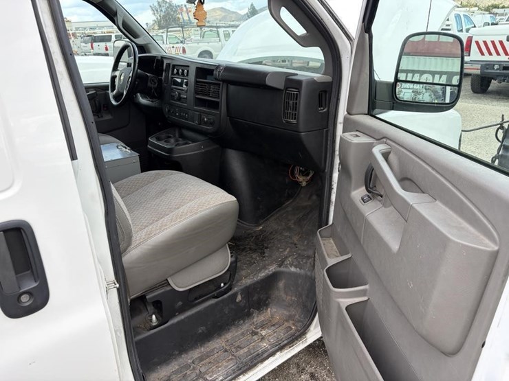 2017-chevrolet-express-2500-image-9