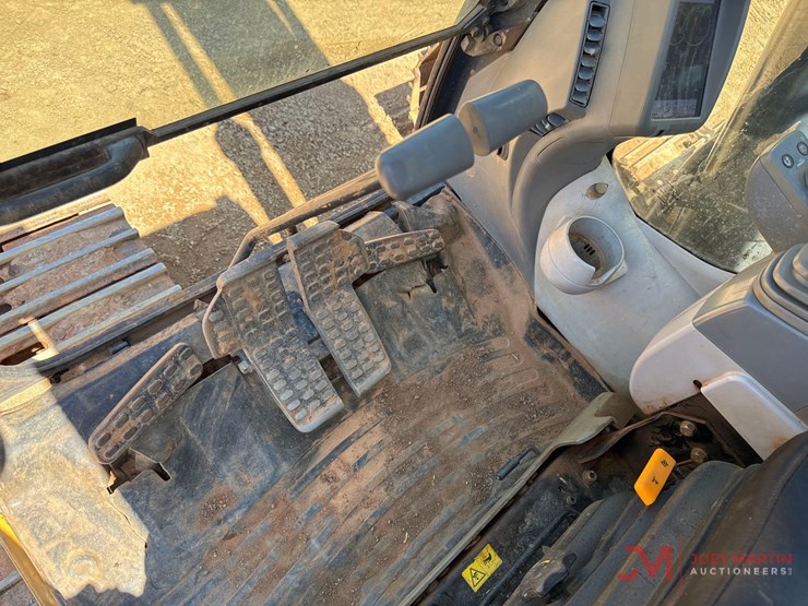 2017-deere-350g-lc-image-19