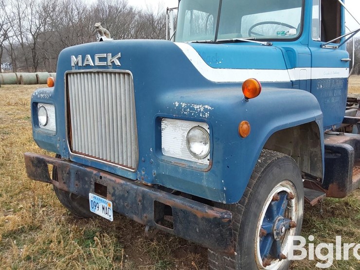 1974-mack-r600-image-10