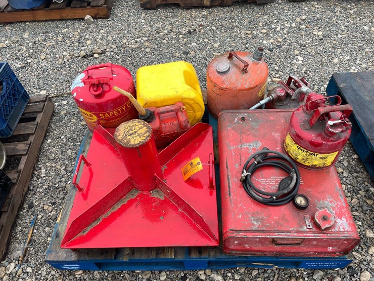 #5086-•-pallet-of-gas-cans-image-1