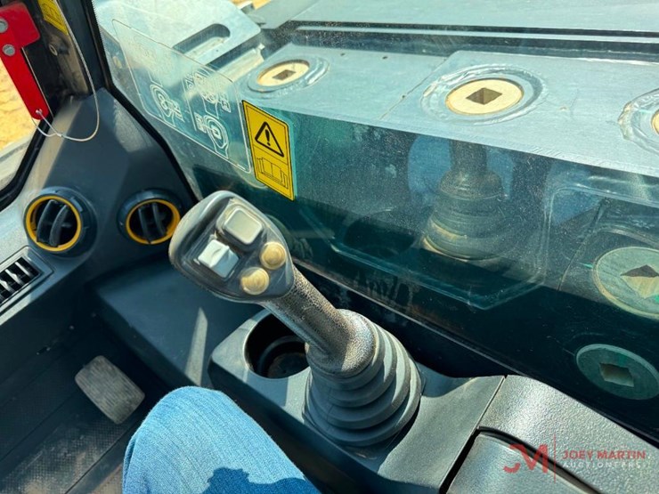 2023-jcb-2ts-7t-image-18